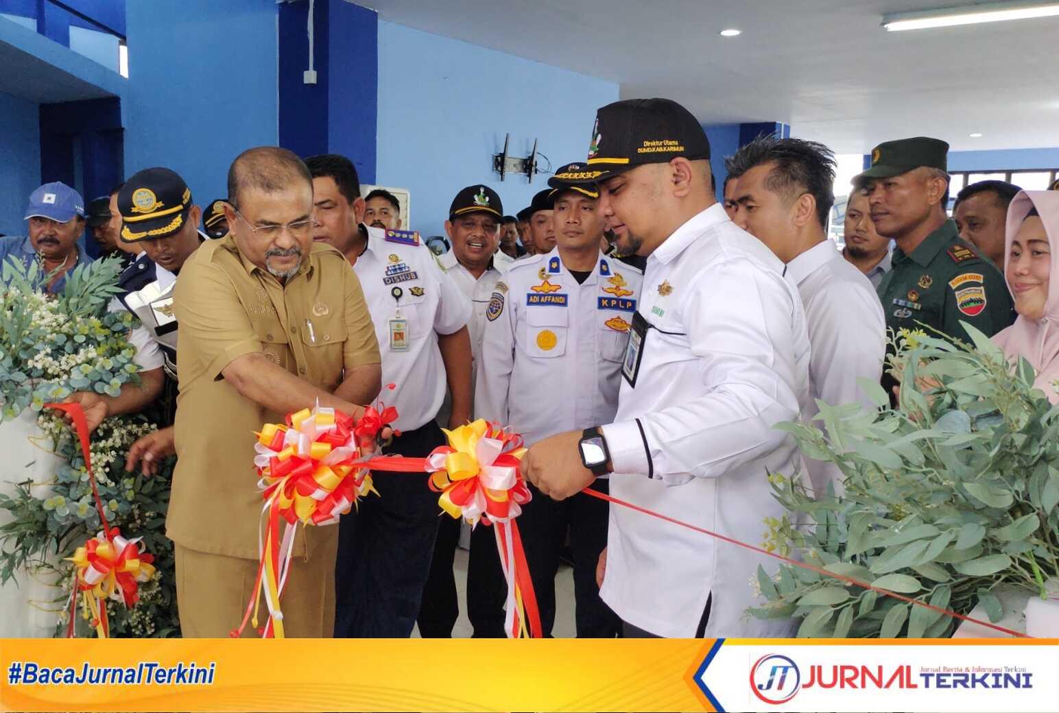Bupati Karimun Aunur Rafiq bersama Direktur Utama PT Pelabuhan Karimun (Perseroda) Yuwono menggunting pita peresmian ruang tunggu penumpang Pelabuhan Tanjungbatu, Kecamatan Kundur, Senin (16/10/2023). (JurnalTerkini.id/yogi)