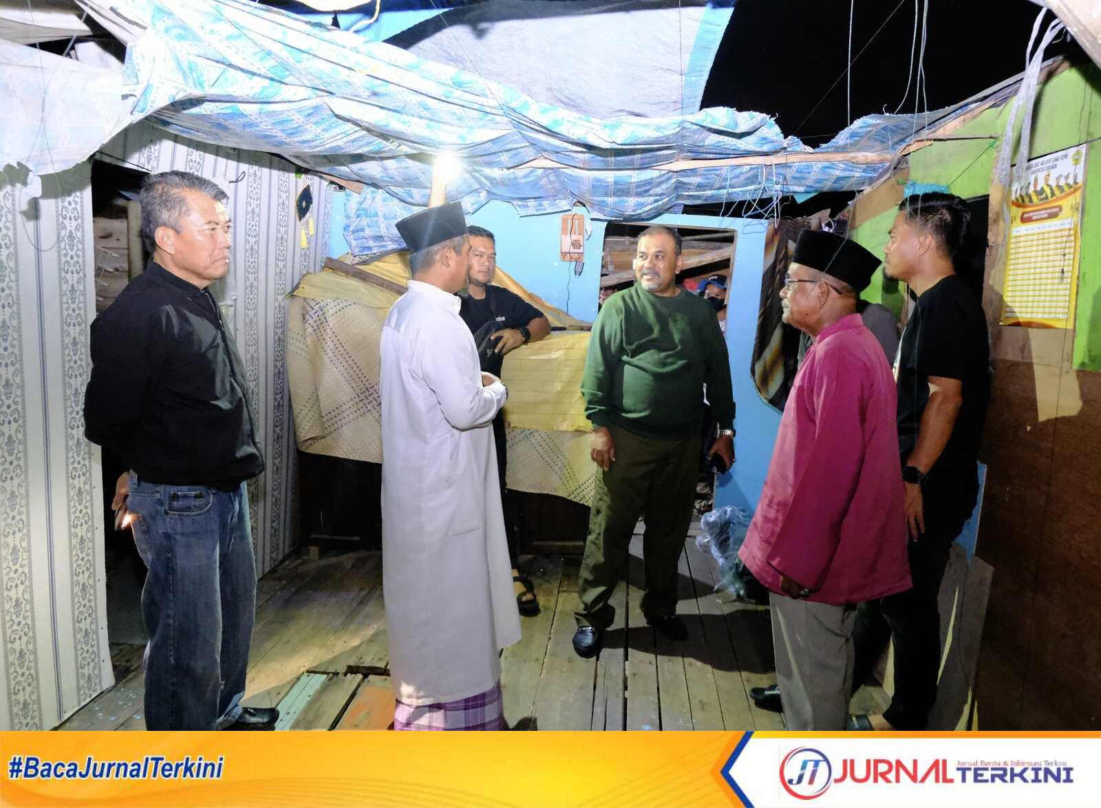 Bupati Karimun Aunur Rafiq meninjau warga terdampak bencana angin puting beliung di RT 02/RW 03, Sei Lakam Barat, Kecamatan Karimun, Kabupaten Karimun, Kepulauan Riau, Kamis (19/10/2023). (jurnalterkini.id/yogi)