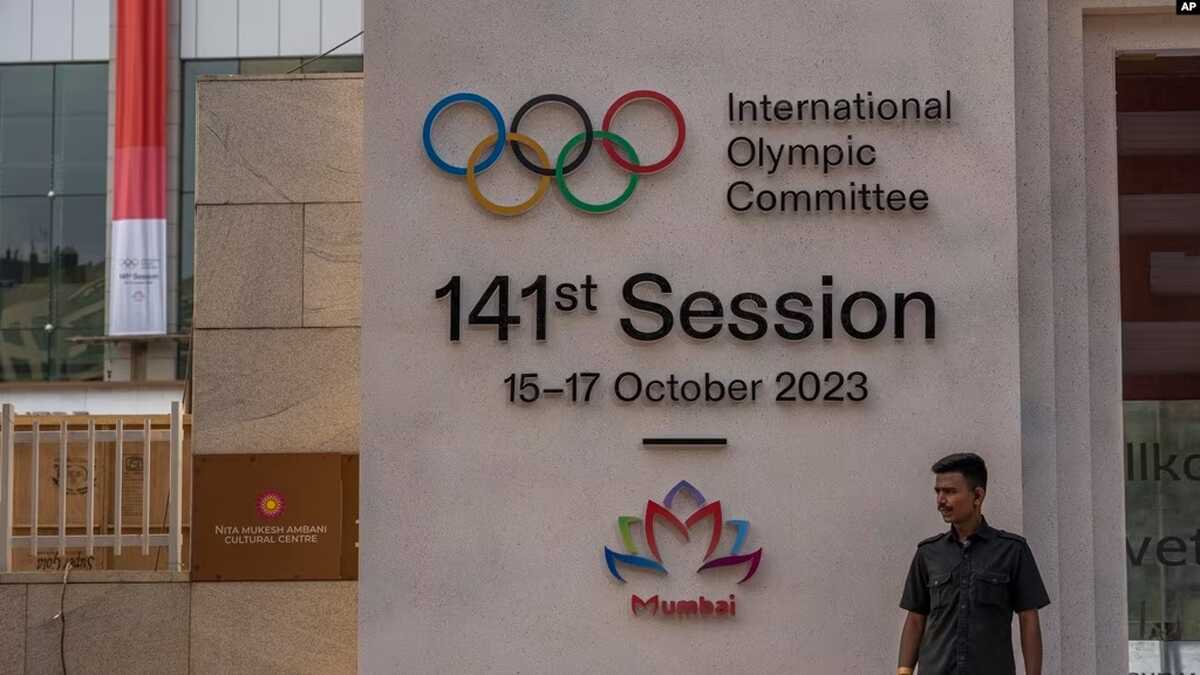 IOC Seorang petugas keamanan berjaga di pintu masuk venue yang menjadi tempat diselenggarakannya pertemuan Komite Olimpiade Internasional ke-141 di Mumbai, India, pada 12 Oktober 2023. (Foto: AP/Rafiq Maqbool)
