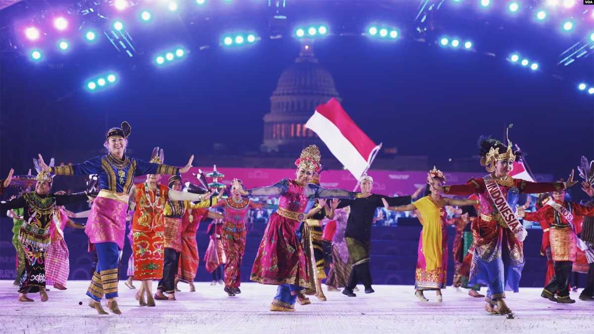 Indonesia meriahkan world culture festival di as Perwakilan Indonesia di "World Culture Festival" berasal dari beragam latar belakang (Foto: VOA/Banny).