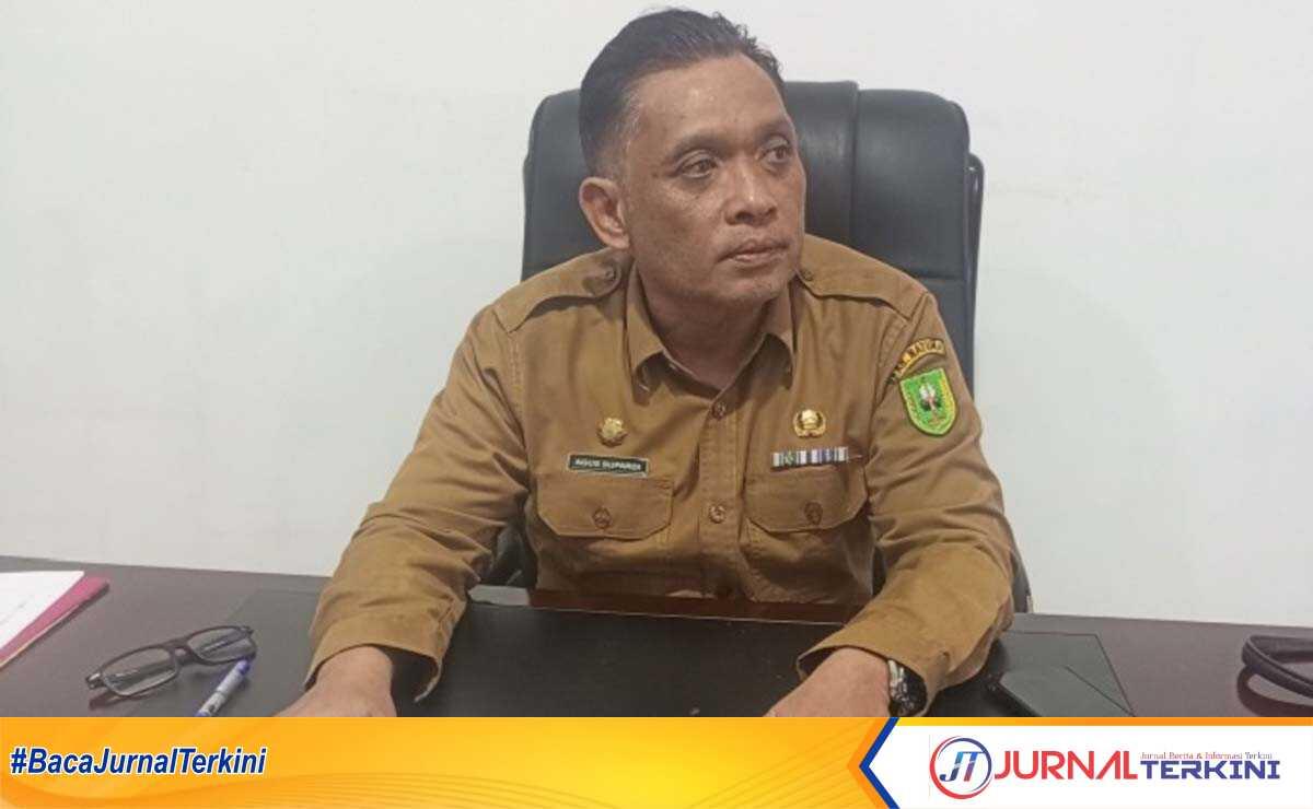 Kepala Dinas PUPR Natuna, Agus Supardi saat dijumpai diruangan kerjanya, Senin 23 Oktober 2023. (foto : jr ronald)