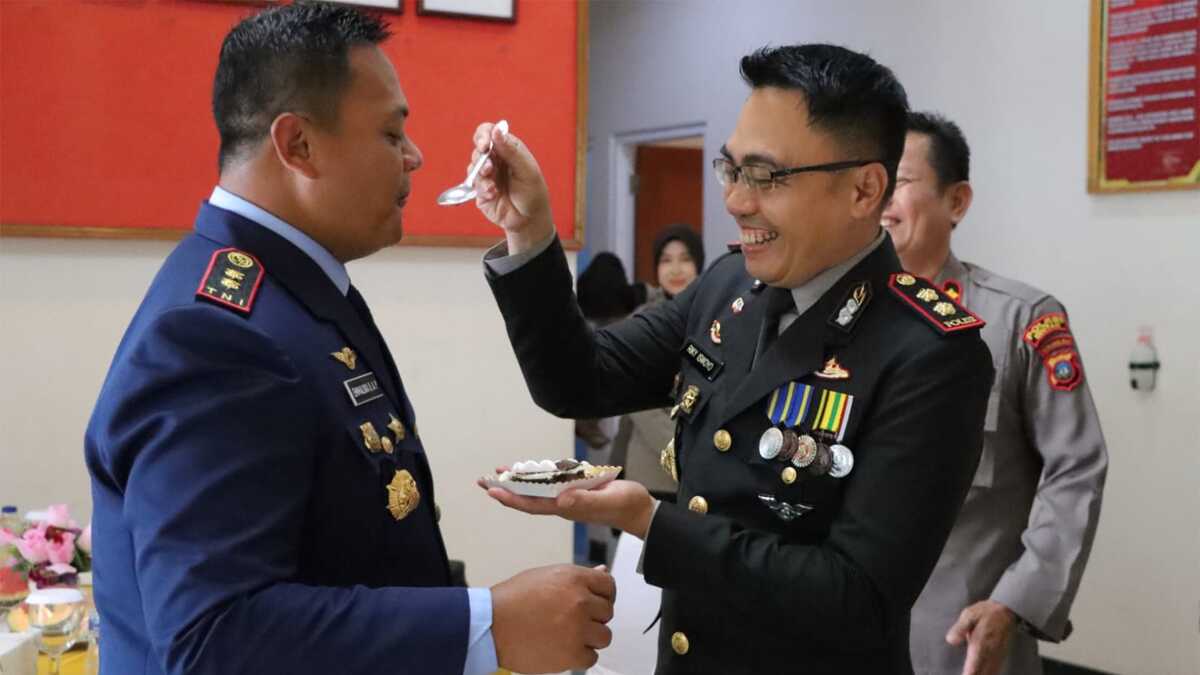 Kapolres Ajun Komisaris Besar Polisi (AKBP) Riky Iswoyo menyuapi kue ulang tahun kepada Komantan TNI AU Satrad 213 Tanjungpinang Letnan Kolonel Lek Emmaloka Dwi Abdi Praptono merayakan HUT TNI ke-78 di Markas Satrad 213 TNI AU Tanjungpinang, Desa Sri Bintan, Kamis (5/10/2023). (Dok Humas Polres Bintan)
