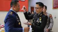 Kapolres Bintan kue ulang tahun HUT TNI Kapolres Ajun Komisaris Besar Polisi (AKBP) Riky Iswoyo menyuapi kue ulang tahun kepada Komantan TNI AU Satrad 213 Tanjungpinang Letnan Kolonel Lek Emmaloka Dwi Abdi Praptono merayakan HUT TNI ke-78 di Markas Satrad 213 TNI AU Tanjungpinang, Desa Sri Bintan, Kamis (5/10/2023). (Dok Humas Polres Bintan)