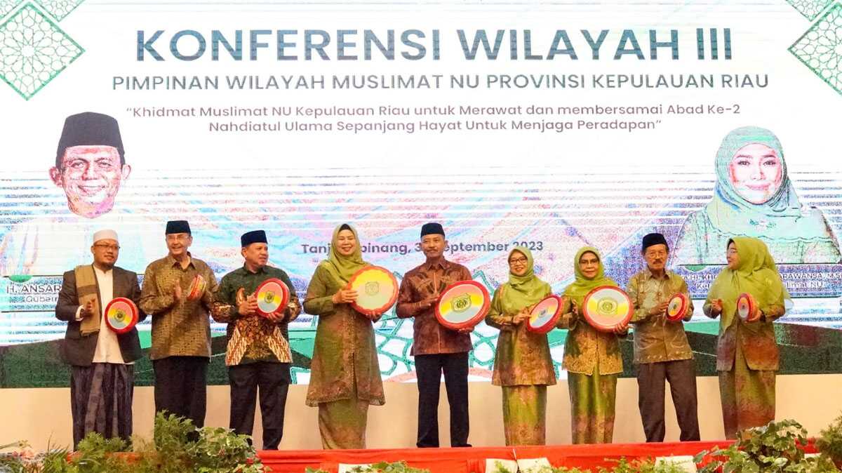 Sekdaprov Kepri Adi Prihantara (tengah) ketika menghadiri Konferensi Wilayah (Konferwil) III Muslimat NU Provinsi Kepri di Aula Wan Seri Beni, Dompak, Tanjungpinang, Sabtu (30/9/2023). (Dok Diskominfo Kepri)
