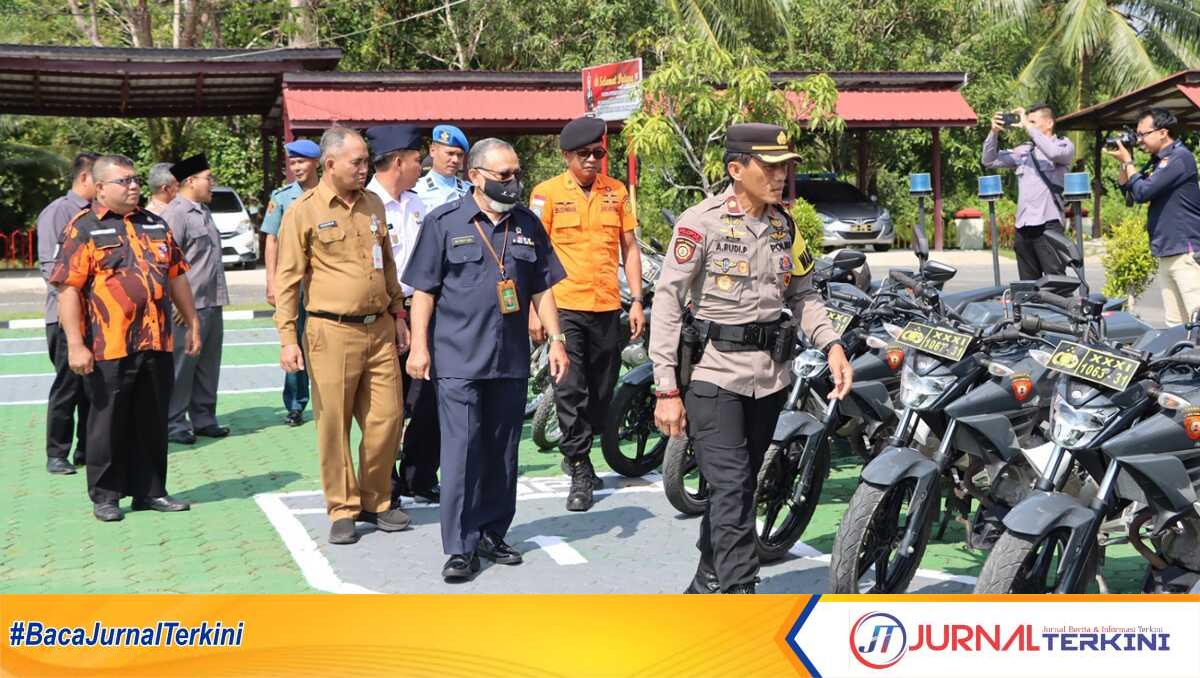 Wakapolres Natuna, Kompol Ahmad Rudi Prasetyo, SH., MH saat memimpin apel gelar pasukan OMB, Selasa (17/10/2023). (foto: humpolres natuna.