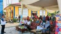 Pj Wali Kota Lubuklinggau H Trisko Defriyansa memberikan sambutan sambil menyosialisasikan pencegahan stunting dalam acara senam sehat di halaman Kantor Camat Lubuklinggau Selatan II, Jumat (13/10/2023). (foto: alam budi kesuma)