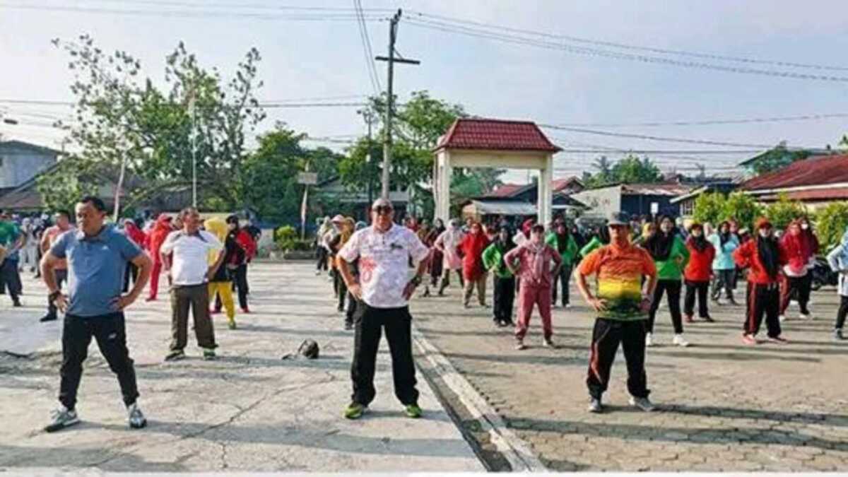 Pj Wali Kota Lubuklinggau H Trisko Defriyansa merngikuti acara senam sehat di halaman Kantor Camat Lubuklinggau Selatan II, Jumat (13/10/2023). (foto: alam budi kesuma)
