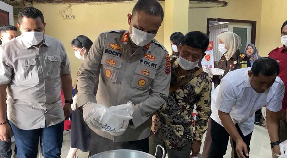 Polres Asahan musnahkan narkoba sabu Kapolres Asahan AKBP Rocky H Marpaung memimpin pemusnahan barang bukti narkoba jenis sabu di Mapolres Asahan, Kamis (12/10/2023). (Dokumentasi pribadi)