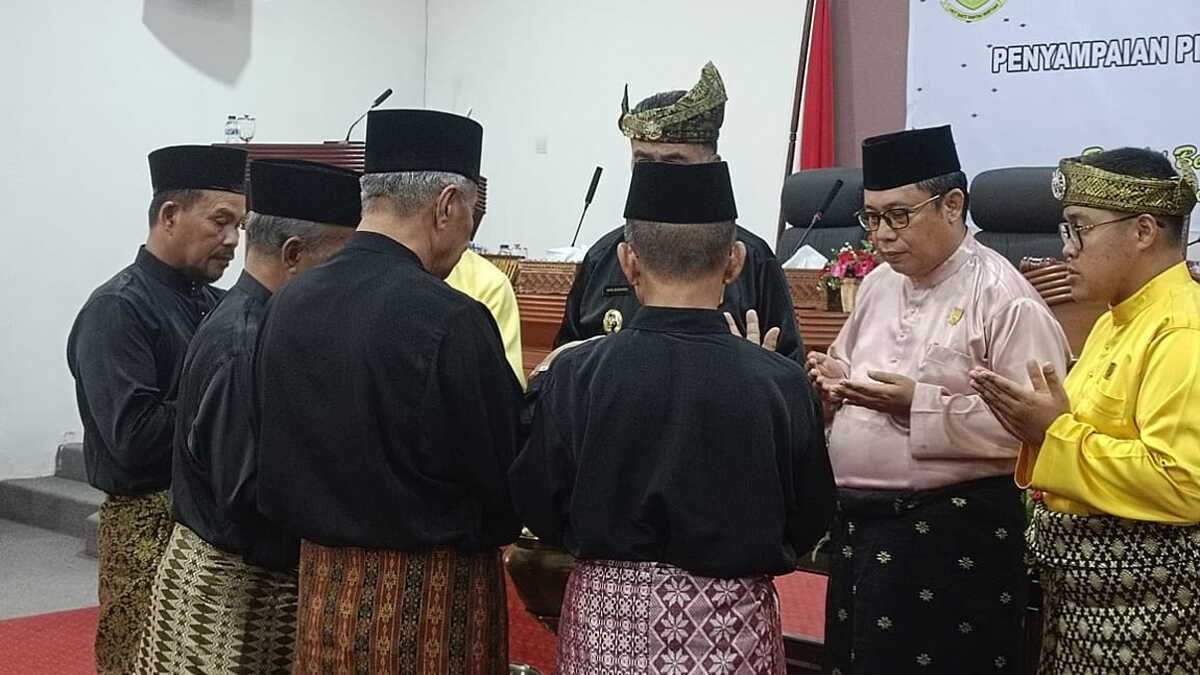 Prosesi tepung tawar sebelum dilaksanakan rapat paripurna. (Dokumentasi pribadi)