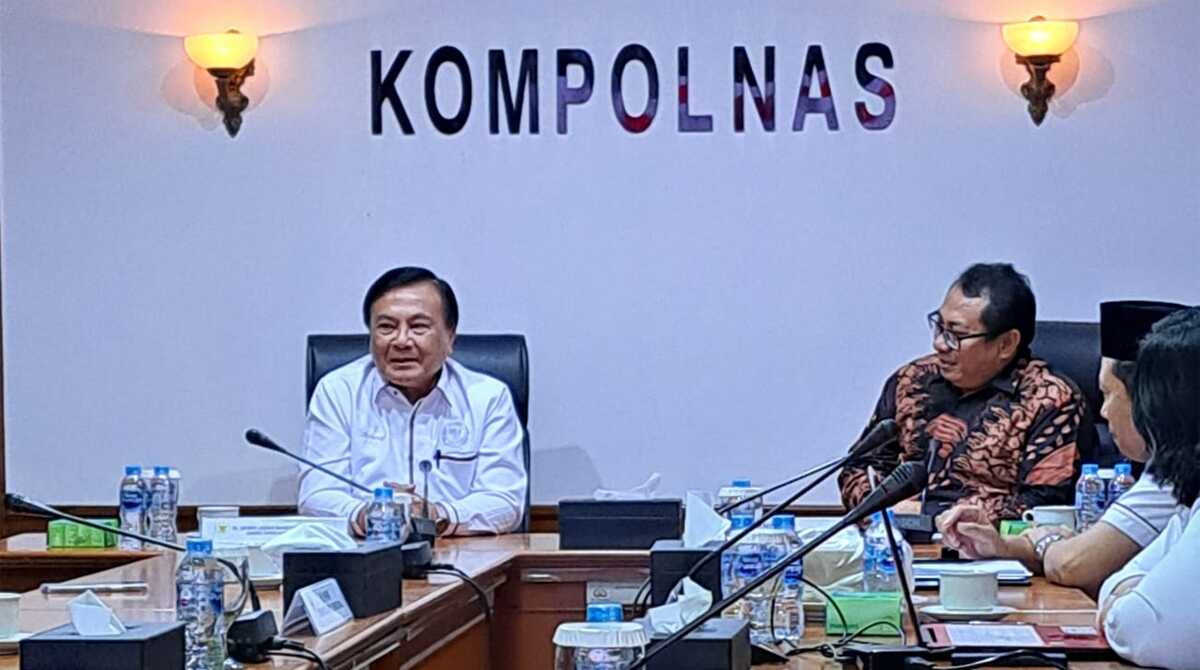 SMSI-Kompolnas Ketua Umum Serikat Media Siber indonesia (SMSI) Firdaus berbincang dengan Sekretaris Kompolnas Benny Mamoto dalam audiensi di Kantor Kompolnas, Selasa (17/10/2023). (Dok. SMSI)