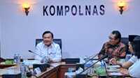 SMSI-Kompolnas Ketua Umum Serikat Media Siber indonesia (SMSI) Firdaus berbincang dengan Sekretaris Kompolnas Benny Mamoto dalam audiensi di Kantor Kompolnas, Selasa (17/10/2023). (Dok. SMSI)