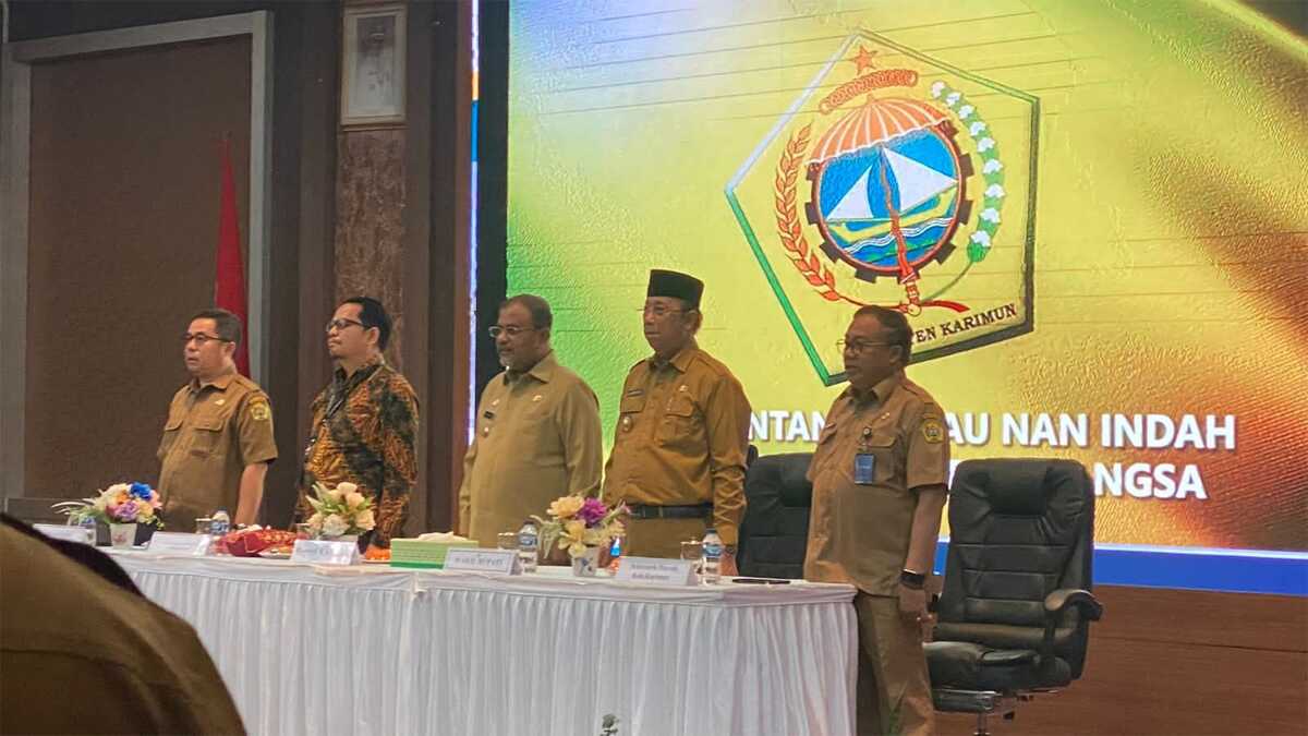 Sosialisasi anti korupsi di karimun Bupati Karimun Aunur Rafiq (tengah), Wakil Bupati Anwar Hasyim (2 kanan) dan Sekda Muhd Firmansyah menghadiri acara sosialisasi pencegahan dan pemberantan korupsi di lingkungan aparatur Pemkab Karimun di Gedung Nilam Sari, Kantor Bupati Karimun, Selasa (3/10/2023). (Dok Diskominfo Karimun)