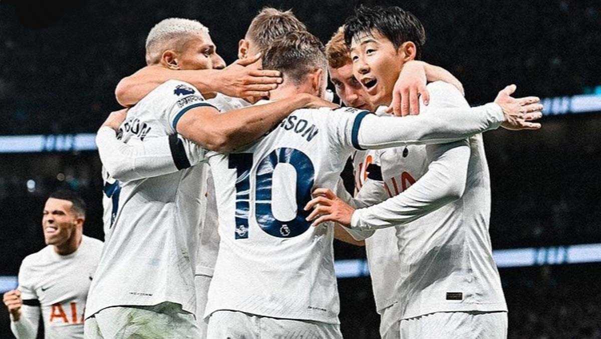 Para pemain Tottenham Hotspurs merayakan kemenangan atas Fulham. (Instagram @spurs)