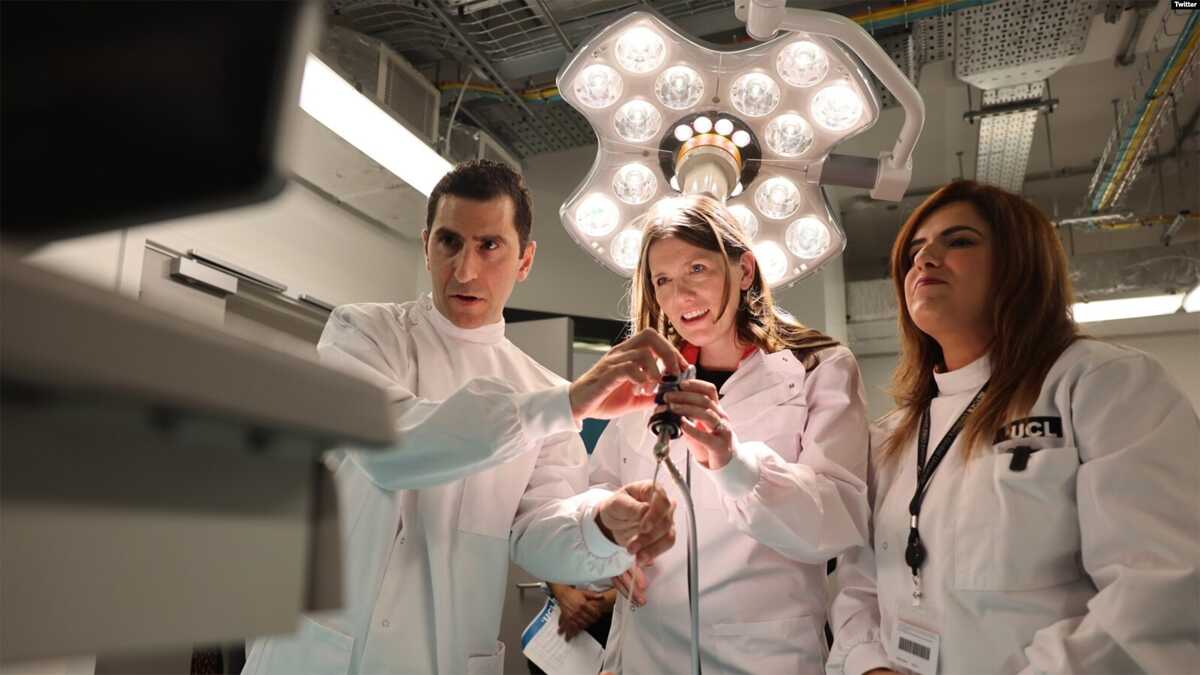 University college london Dokter Spesialis Bedah Saraf Hani Marcus mendampingi Menteri Sains, Inovasi dan Teknologi Michelle Donelan MP saat meninjau University College London (UCL), Agustus 2023.(Twitter/@michelledonelan)