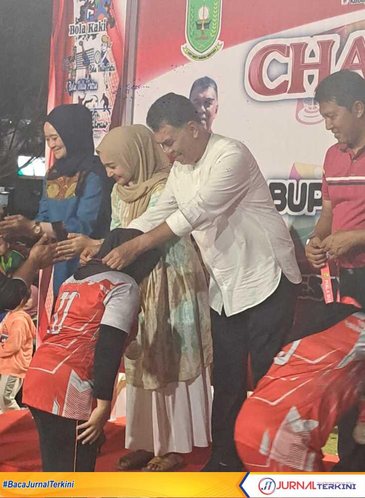 Voli Piala Bupati Natuna Bupati Natuna, Wan Siswandi saat memberikan medali kepada atlet tim Bola voli putri. (Dokumentasi pribadi)