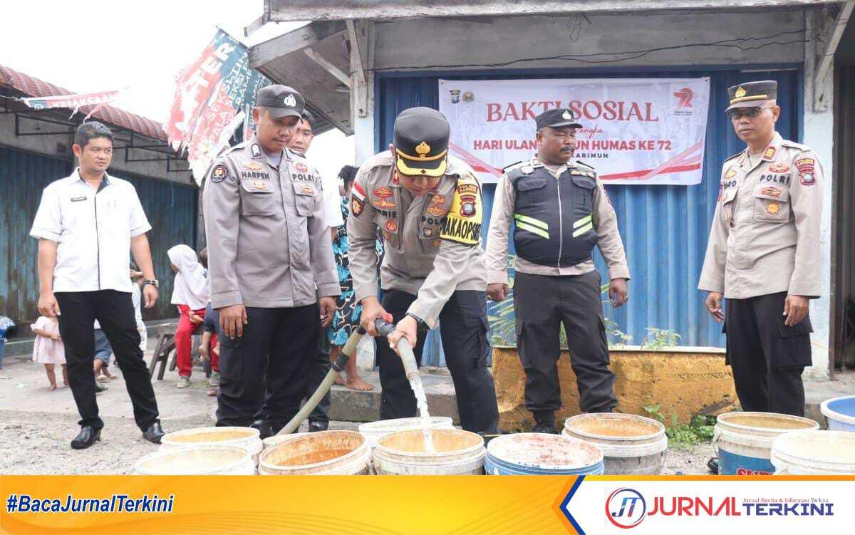WhatsApp-Image-2023-10-04-at-1.09.09-PM-1200x751 Wakapolres Karimun Kompol Herie Pramono menyalurkan air bersih kepada warga sekitar pasar lama Telaga Mas, Tanjung Balai Karimun, Rabu (4/10/2023). (JurnalTerkini.id/yogi)