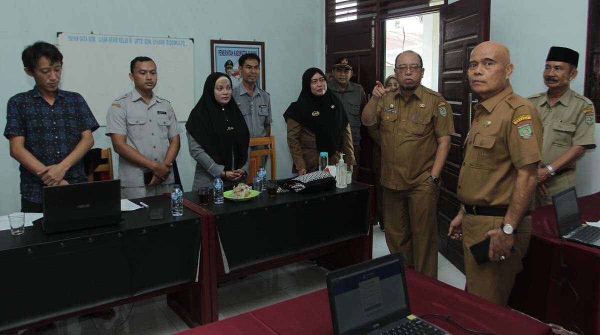 anbk sd asahan Sekretaris Daerah John Hardi Nasution meninjau ANBK SD di UPTD SDN 014686 Sidomulyo, Senin (23/10/2023). (Dok diskominfo Asahan)