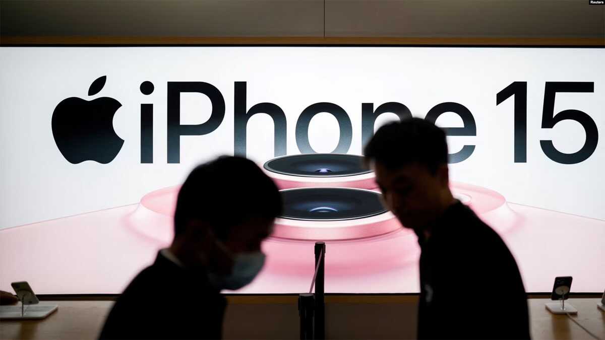 Apple iPhone 15 resmi mulai dijual di seluruh Tiongkok di Apple Store di Shanghai, Tiongkok, 22 September 2023. (Foto: REUTERS/Aly Song)