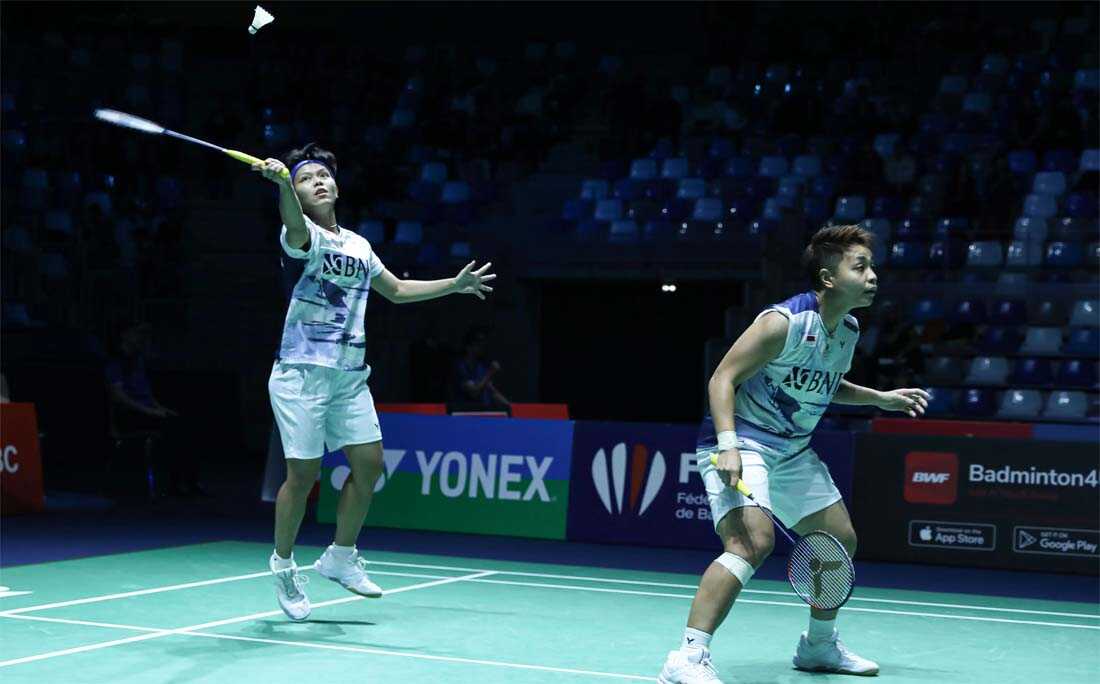 Ganda putri andalan Indonesia Apriyani Rahayu/Siti Fadia Silva Ramadhanti ketika menghadapi ganda Malaysia, Vivian Hoo/Lim Chiew Sien di babak 16 besar French Open 2023 di Glaz Arena, Rennes, Perancis, Kamis (26/10/2023). (pbsi.id)