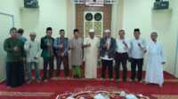 Bupati Karimun Aunur Rafiq berfoto bersama beberapa Pengurus Daerah Muhammadiyah Karimun usai audiensi di mushala rumah dinasnya, Minggu (8/10/2023). (JurnalTerkini.id/Rusdi)