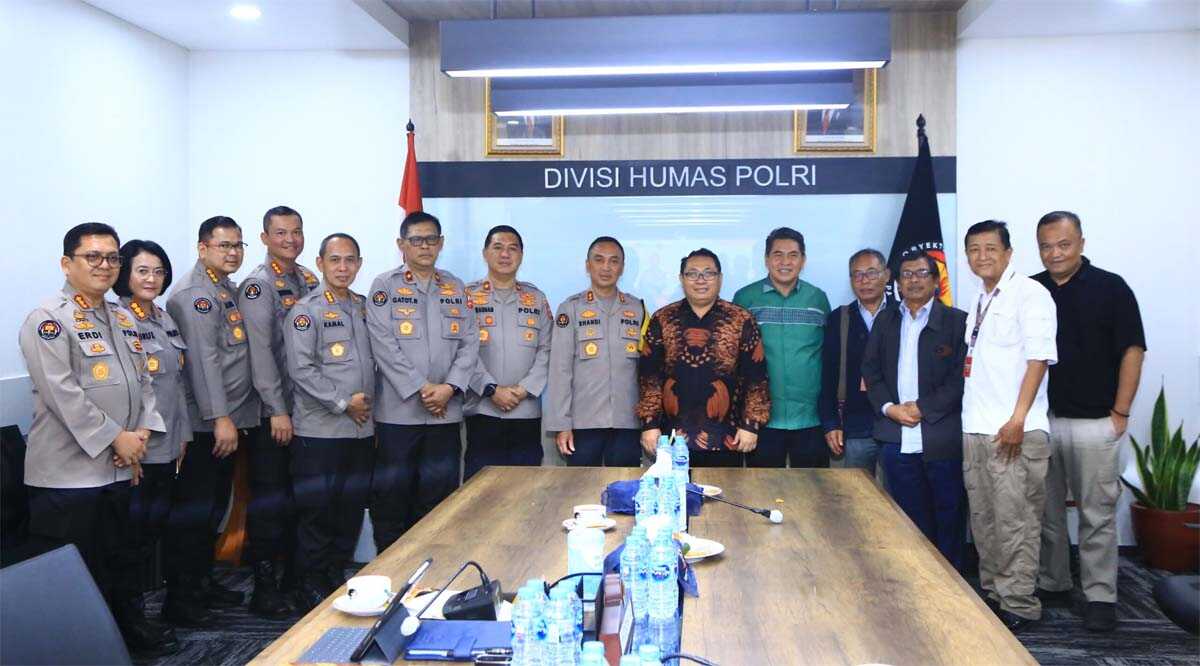 audiensi smsi-divhumas polri Kadiv Humas Polri rjen. Pol. Sandi Nugroho dan jajaran berfoto bersama Ketua Umum SMSI Firdaus dan jajaran usai audiensi di Mabes Polri, Rabu (25/10/2023). (siberindo.co)