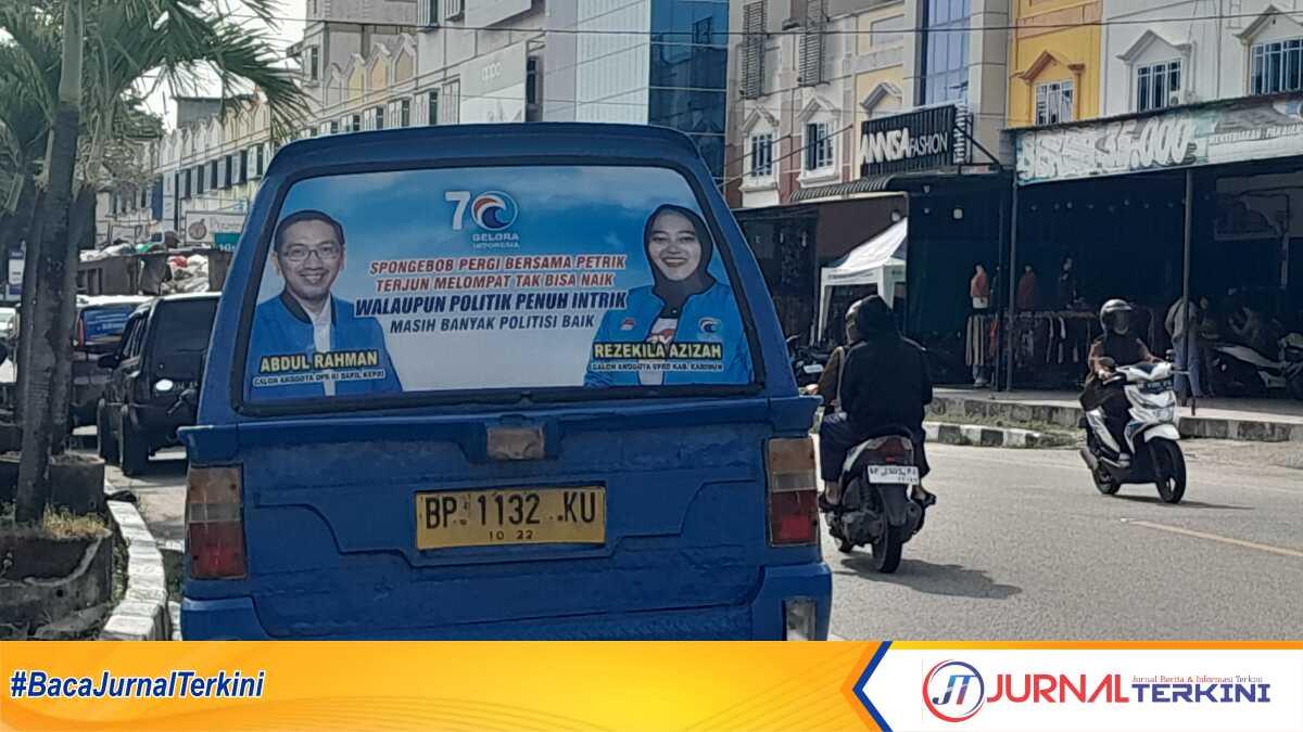 baliho caleg1 Baliho caleg dari partai politik nempel di salah satu angkot yang parkir di Jl A Yani, Tanjung Balai Karimun Rabu pekan ini. (JurnalTerkini.id/Jansen)