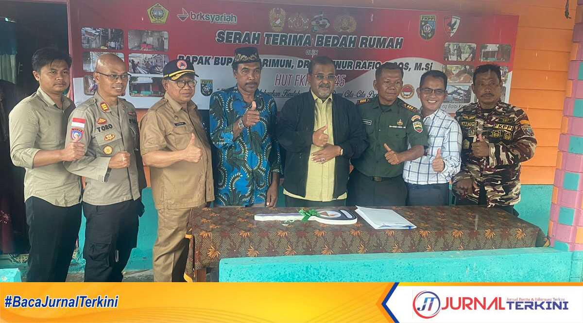 Bupati Karimun Aunur Rafiq (3 kanan), Sekda M Firmansyah (3 kiri), Branch Manage BRK Syariah Tanjung Balai Karimun Abdul Rohim (2 kanan), pemilik rumah Sunaryo (4 kiri) , Ketua PC FKPPI Karimun S Hartoyo serta utusan dari TNI dan Polri berfoto usai serah terima kunci bedah rumah milik Sunaryo di Sei Lakam Barat, Kecamatan Karimun, Selasa (3/10/2023). (Dokumentasi pribadi)