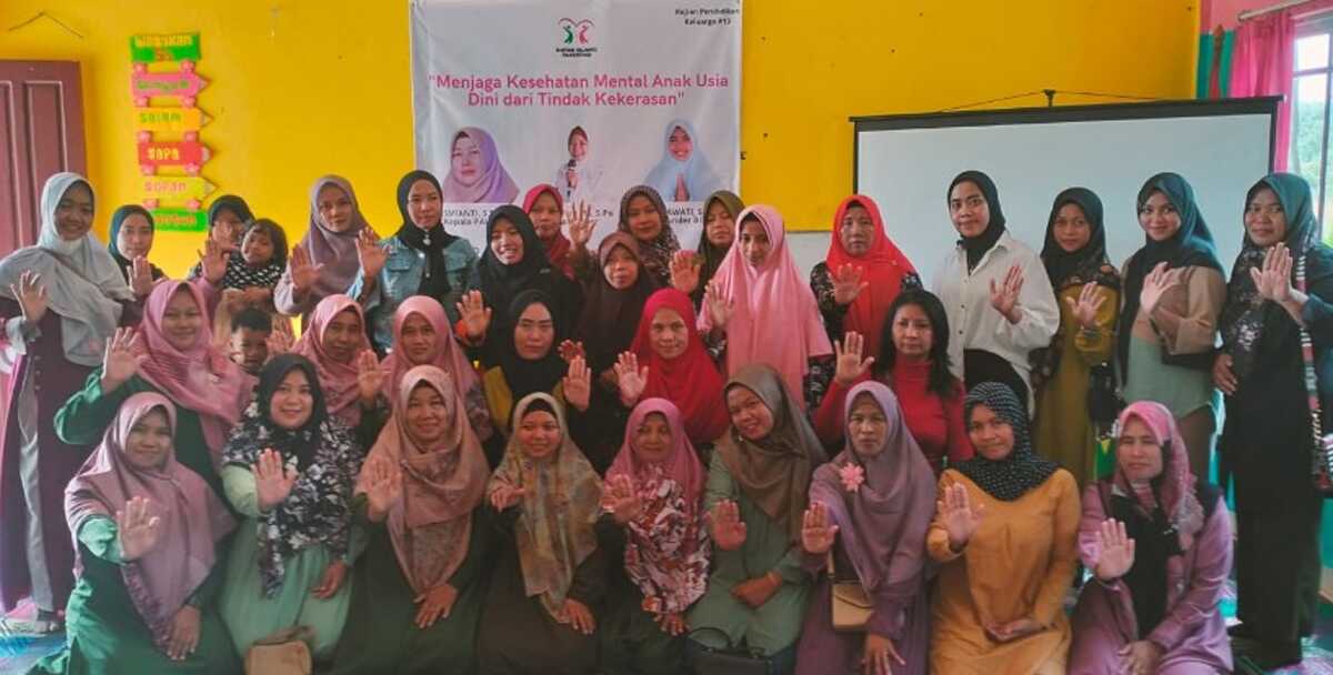 bintan islamic parenting Komunitas Bintan Islamic Parenting (BIP) dan PAUD Sri Rezeki, berpose usai menggelar Kajian Pendidikan Keluarga/Parenting di Mini Aula PAUD Sri Rezeki Bintan, Minggu (15/10/2023). (kepri.siberindo.co)