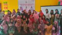 bintan islamic parenting Komunitas Bintan Islamic Parenting (BIP) dan PAUD Sri Rezeki, berpose usai menggelar Kajian Pendidikan Keluarga/Parenting di Mini Aula PAUD Sri Rezeki Bintan, Minggu (15/10/2023). (kepri.siberindo.co)