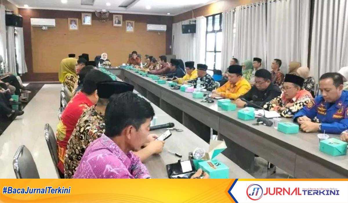 Kepala Perwakilan Badan Pemeriksa Keuangan dan Pembangunan (BPKP) Sumatera Selatan Buyung Wiromo Samudro menggelar pertemuan dengan Pemkab Musi Rawas dalam kunjungannyadi Pendopoan Rumah Dinas Bupati Musi Rawas, Kamis (19/10/2023). (JurnalTerkini.id/Alam Budi Kusuma)