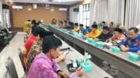 Kepala Perwakilan Badan Pemeriksa Keuangan dan Pembangunan (BPKP) Sumatera Selatan Buyung Wiromo Samudro menggelar pertemuan dengan Pemkab Musi Rawas dalam kunjungannyadi Pendopoan Rumah Dinas Bupati Musi Rawas, Kamis (19/10/2023). (JurnalTerkini.id/Alam Budi Kusuma)