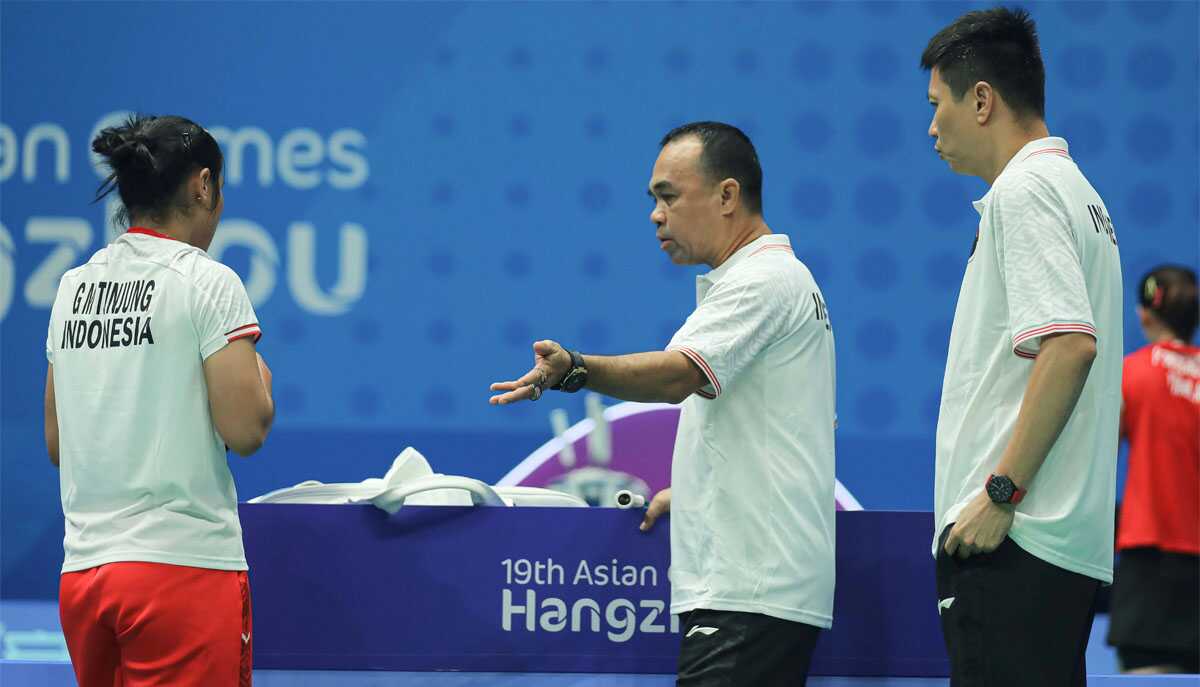 Kabid Pembinaan dan Prestasi PP PBSI memberikan instruksi kepada Gregoria Mariska Tunjung ketika menghadapi Chen Yu Fei dalam laga perempatfinal cabor bulutangkis Asian Games 2022 di Binjiang Gymnasium, Hangzhou, Tiongkok, Jumat (29/9/2023). (pbsi.id)