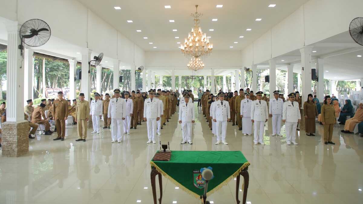 bupati asahan lantik pejabat administrator Pelantikan puluhan pejabat, yakni satu kepada dinas, 20 pejabat administrator dan 47 pejabat pengawas di lingkungan Pemerintah Kabupaten Asahan, Sumatera Utara di pendopo rumah dinas bupati, Jumat (6/10/2023). (Dok diskominfo asahan)