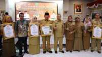 Bupati Inhil H.M.Wardan (4 kiri) menerima penghargaan Jaminan Kesehatan Semesta Universal Health Converage (UHC) dari Gubernur Riau serta Badan Penyelenggara Jaminan Sosial (BPJS) Kesehatan atas komitmennya mencapai UHC Tahun 2023 yang diselenggarakan di Balai Pauh Janggi, Pekanbaru Senin, (16/10/2023). (Bagian Prokopim Setda Inhil)