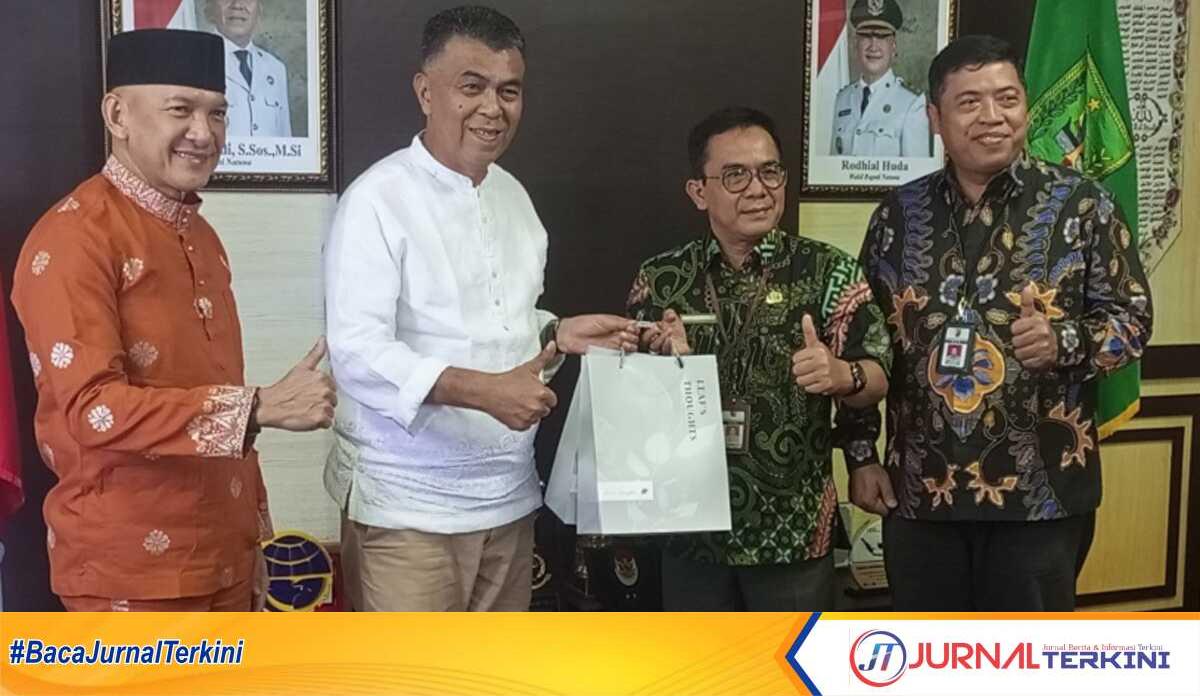 Bupati Natuna Wan Siswandi menerima cinderamata dari Sekda Kota Pekalongan Nur Priyantomo usai pertemuan membahas Sektor Perikanan di Kantor Bupati Natuna, Jumat (13/10/2023). (foto : jr ronald)