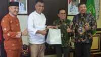 Bupati Natuna Wan Siswandi menerima cinderamata dari Sekda Kota Pekalongan Nur Priyantomo usai pertemuan membahas Sektor Perikanan di Kantor Bupati Natuna, Jumat (13/10/2023). (foto : jr ronald)