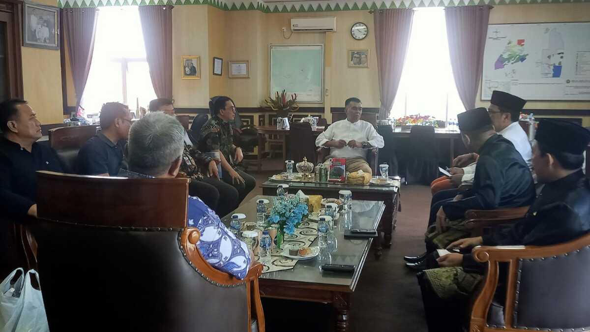 Suasana pertemuan antara Bupati Natuna dengan Sekda Kota Pekalongan di ruang kerja Bupati Natuna, Jumat (13/10/2023). (foto : jr ronald)