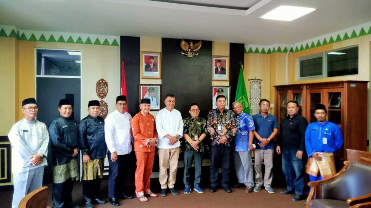 Foto bersama antara Pemkab Natuna dan Pemkot Pekalongan. (foto : jr ronald)