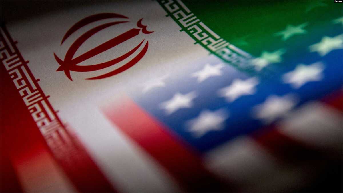 dana transfer iran Bendera Iran dan AS dalam sebuah ilustrasi. Iran mengatakan AS"tidak dapat mengingkari" perjanjian untuk mentransfer dana beku senilai $6 miliar melalui mediator Qatar menyusul serangan berdarah Hamas terhadap Israel.(Foto: REUTERS/Dado Ruvic)