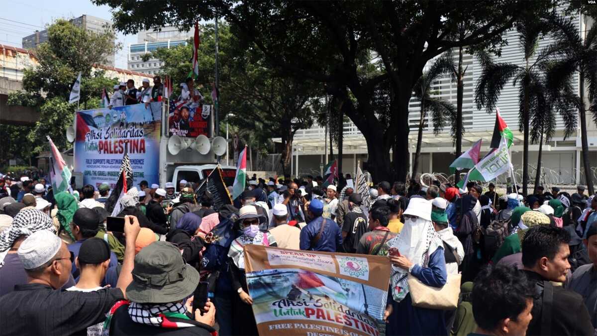 demo pendukung palestina Sekitar ribuan massa melakukan aksi unjuk rasa dalam aksi Solidaritas untuk Palestina di depan Kedutaan Besar Amerika Serikat pada Rabu (11/10) di Jakarta. (VOA/Indra Yoga)