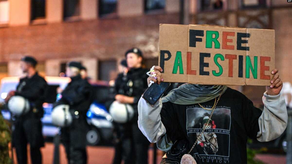 demo pro palestina Seorang demonstran pendukung Palestina memegang poster bertuliskan, "Bebaskan Palestina", dalam aksi solidaritas dengan Gaza yang digelar di Duisburg, Jerman, pada 9 Oktober 2023. (Foto: AFP/Ina Fassbender)