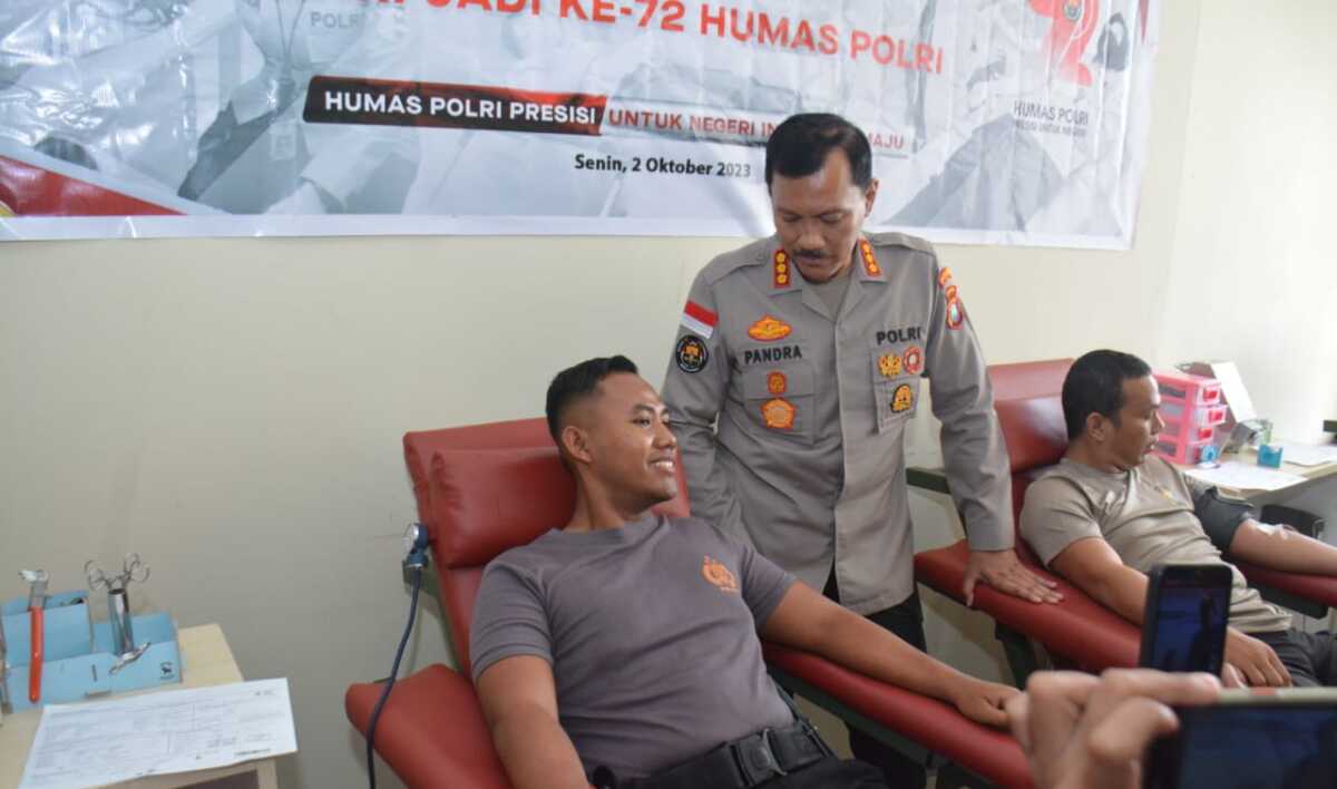donor darah Polda Kepri Kabid Humas Polda Kepri Kombes. Pol. Zahwani Pandra Arsyad menyambangi salah satu pendonor dalam donor darah menyambut HUT Humas Polri ke-72 Gedung PMI Kota Batam, Senin (2/10/2023). (Dok. Humas Polda Kepri)