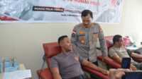 donor darah Polda Kepri Kabid Humas Polda Kepri Kombes. Pol. Zahwani Pandra Arsyad menyambangi salah satu pendonor dalam donor darah menyambut HUT Humas Polri ke-72 Gedung PMI Kota Batam, Senin (2/10/2023). (Dok. Humas Polda Kepri)