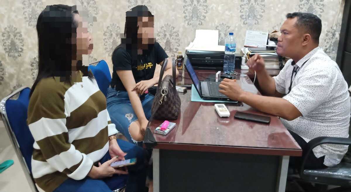 dua perempuan berkelahi Dua perempuan yang berkelahi di depan Hotel Alishan diminta keterangan personel piket Satreskrim Polres Karimun, Jumat (29/9/2023). (Dok. Humas Polres Karimun)