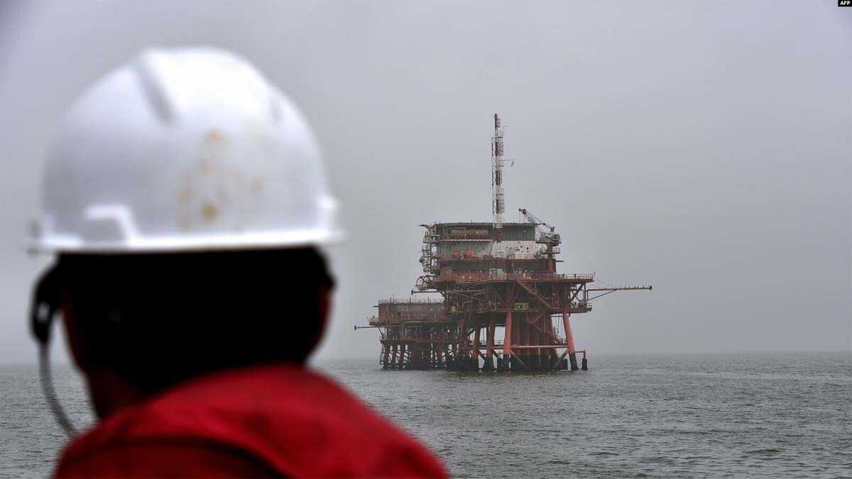 Seorang pekerja melihat anjungan Gas ENI PCW-C Italia di laut Adriatik. (Foto: AFP)