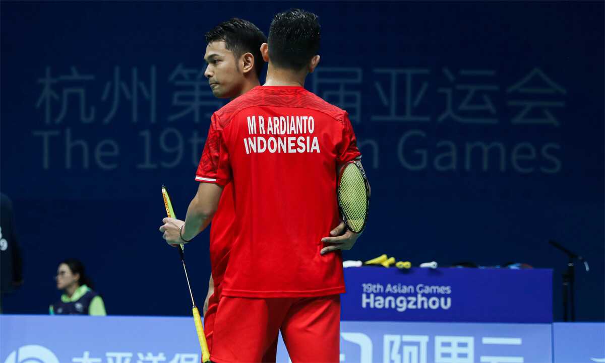 fajar-rian di asian games Fajar/Rian usai dikalahkan wakil Taiwan Lee Yang/Wang Chi Lin dalam babak perempatfinal bulutangkis nomor perorangan Asian Games 2022 di Hangzhou, Tiongkok, Kamis (5/10/2023). (pbsi.id)