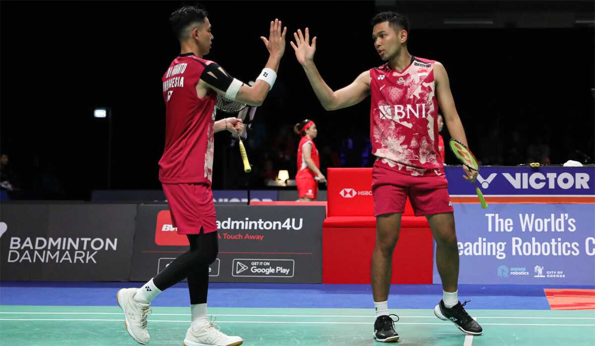 fajar-rian di denmark open Fajar/Rian merayakan kemenangan usai mengalahkan Lu Ching Yao/Yang Po Han di babak pertama Denmark Open 2023 di Jyske Bank Arena, Odense, Selasa (18/10/2023). (pbsi.id)