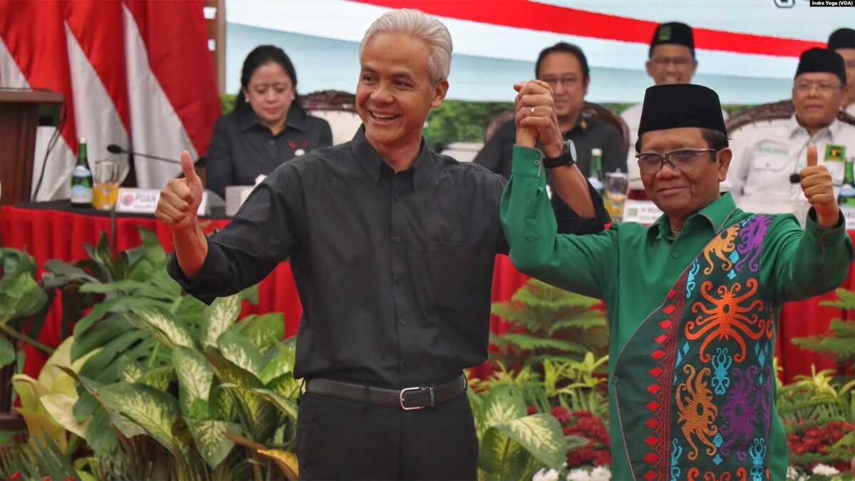 Ganjar Pranowo dan Mahfud MD berfoto bersama setelah deklarasi pasangan calon presiden dan calon wakil presiden yang diusung PDI-P, di Jakarta, Rabu, 18 Oktober 2023. (Foto: Indra Yoga/VOA)