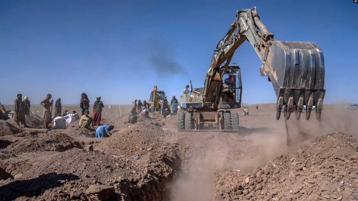 Warga Afghanistan menggali parit untuk kuburan massal korban gempa bumi di distrik Zenda Jan di Provinsi Herat, sebelah barat Afghanistan, Senin, 9 Oktober 2023. (Foto: AP)