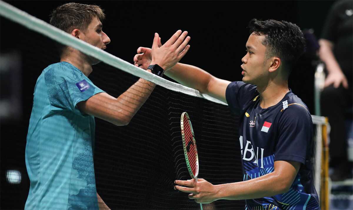 ginting vs christo popov Anthony Sinisuka Ginting menyalami tunggal putra Perancis Christo Popov usai menang dua gim, 21-15, 21-15 di babak pertama Denmark Open 2023, Selasa (17/10/2023). (pbsi.id)